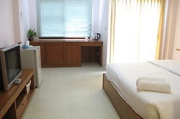 Somjai House Hotel Си Рача Екстериор снимка