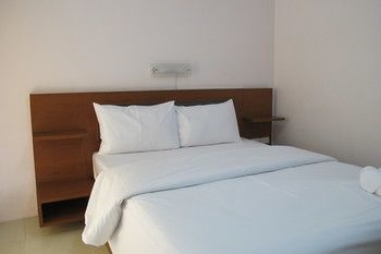 Somjai House Hotel Си Рача Екстериор снимка