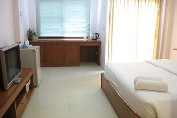 Somjai House Hotel Си Рача Екстериор снимка